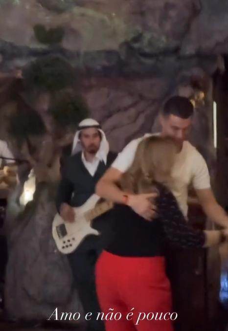 开云体育app-与妈妈共舞 波多黎各歌手唱生日歌 C罗奢华庆生